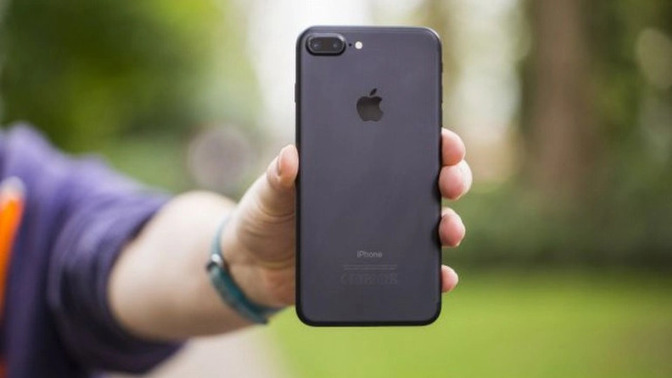 Erkekler, 2022 yılında 7 Plus telefon alınır mı?