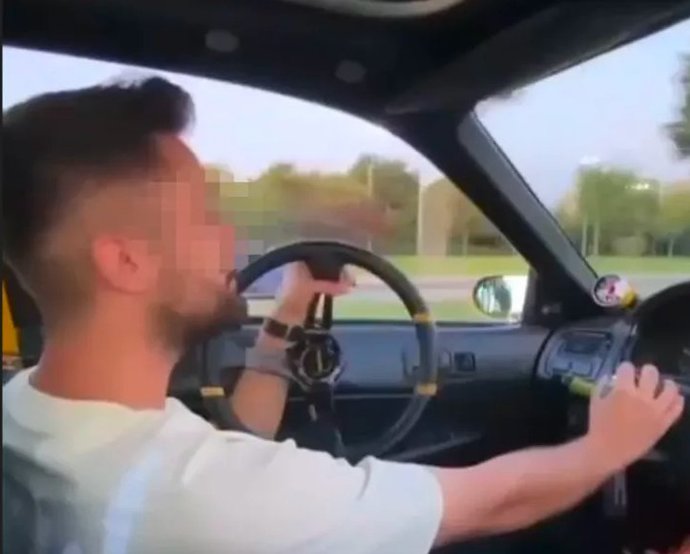 İstanbulda seyir halinde arabasının direksiyonunu söken ve video çeken sürücüye 980 TL ceza! Daha fazlasını hak etmiyor mu?