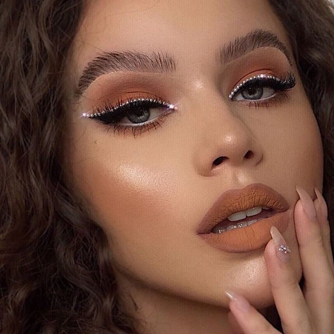 Şu sıraların modası olan glitter makyajını beğeniyor musunuz?