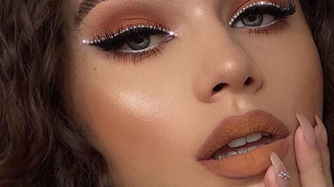 Şu sıraların modası olan glitter makyajını beğeniyor musunuz?