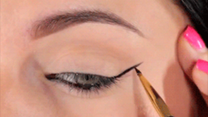 Eyeliner çekebilmek marifet mi, olağan mı?