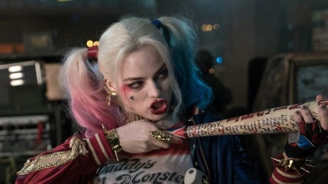 Margot Robbie'den ilginç açıklama: Geceleri Harley Quinn'in beyzbol sopasıyla uyuyorum. Kendini rolüne çok mu kaptırdı sizce?