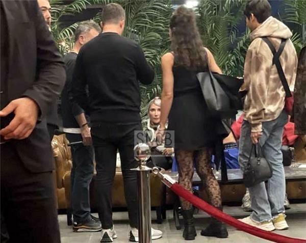 Hande Yener sahnede bayıldı. Hasta mı sizce?
