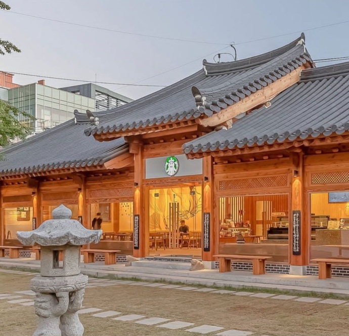 Korede yeni açılan bu Starbucksa kiminle gitmek isterdin😍?