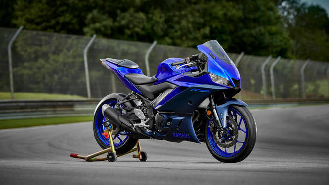 Yamaha R25 sürebilmek için 16 yaşında alınan A1 sınıfı ehliyet yeterli mi?