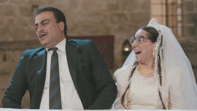 Gülüşüne öldüğün biri var mı?