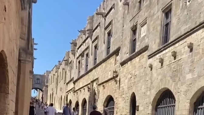 - yönü güneşe bakan bir evin balkonsuz olması daha güzell değill mi ?