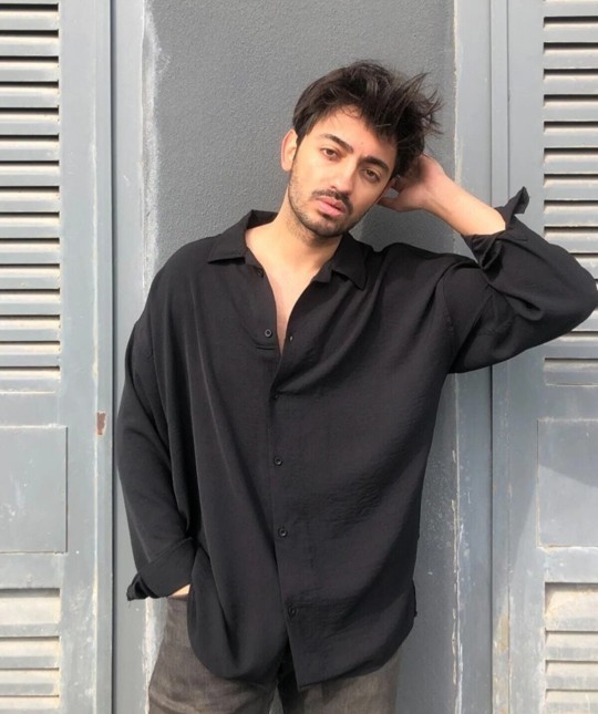 Sizce hangi renk keten gömlek daha çok yakışmış?
