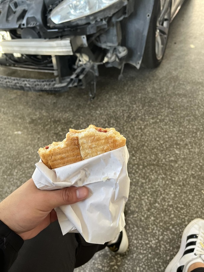 Arabayı 20 bin bakımı için sanayiye getirmiştim, tost ısmarladılar. İlk defa buna şahit oluyorum, bir anlamı var mı?
