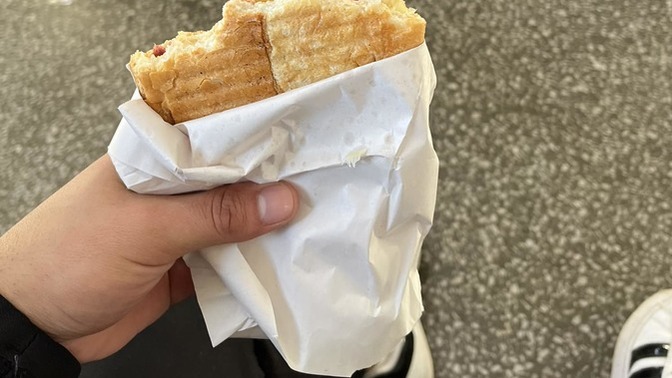 Arabayı 20 bin bakımı için sanayiye getirmiştim, tost ısmarladılar. İlk defa buna şahit oluyorum, bir anlamı var mı?