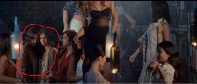 Şu arkadaki 2 kız herkes oynarken ne yapıyor ya :D Klip boyunca böyleler :D