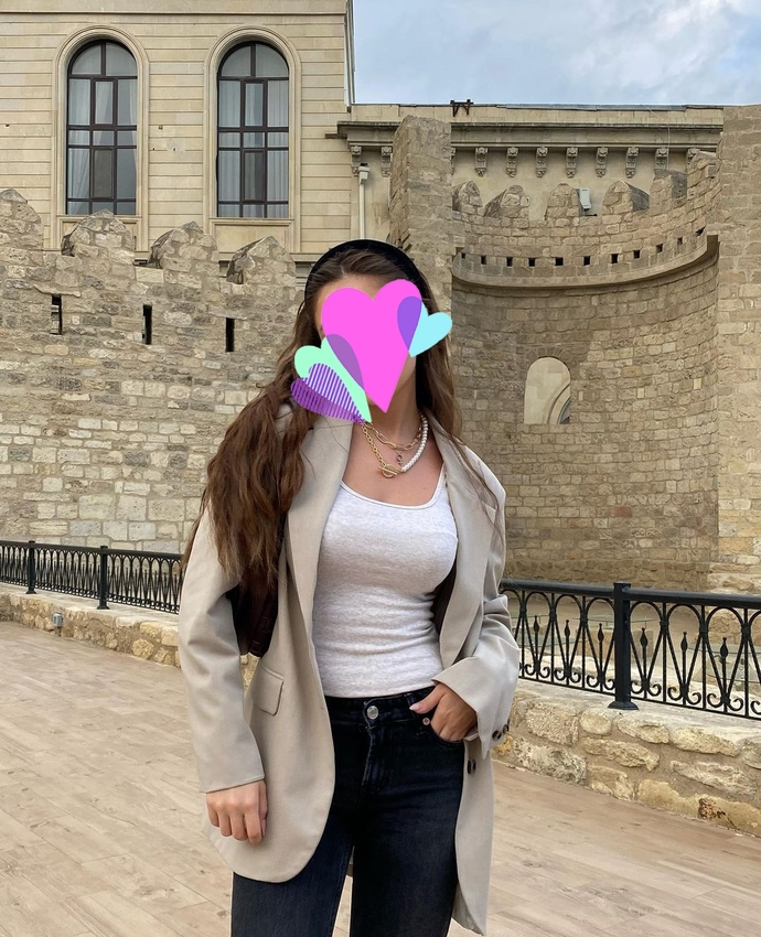Arkadaşlarla buluşmak için hangi kombin daha güzel?