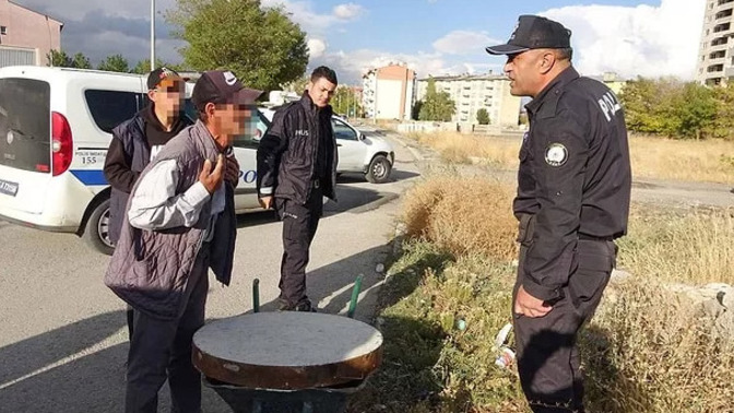 Rögar kapağı çalarken yakalandı, "Ben hırsız mıyım? Lazımdı götürdük" dedi. Hırsız olmadığına ikna oldun mu?