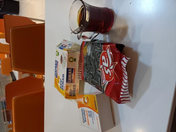 Öğrenci yurdunun lobisinde bu şekilde keyif yapmak görgüsüzlük müdür?