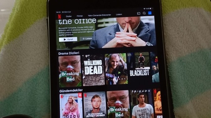 Dizi veya film önerisinde bulunmak isteyen var mı?
