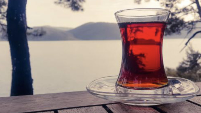 UK Biobanktan elde edilen veriler, günde iki veya daha fazla fincan siyah çay içen kişilerin ölüm riskinin daha düşük olduğunu gösteriyor. Bilimsel çalışma, 2006-2010 tarihlerinde çayı çok tüketen İngilizler arasında yapıldı ve çalışmaya katılan yaklaşık 500 bin kişi, 11 yıl boyunca takip edildi.ABDnin Ulusal Sağlık Enstitülerinden (NIH) bilim insanları, 2006-2010 tarihleri arasında, İngilterenin Biobank veri bankasını kullanarak 40 ila 69 yaş aralığındaki 498 bin 43 kişiye anket yoluyla ‘çay içme alışkanlıklarını’ sordu. Ankete cevap verenler, 2022 yılına kadar takip edildi.Bilim insanları elde ettikleri sonuçları dün basın bülteniyle açıklayarak her gün en az iki defa çay içen kişilerin ölüm riskinin yüzde 9 ila yüzde 13 daha düşük olduğunu duyurdu.Çalışmaya katılanların yüzde 89’u siyah çay içiyorBilimsel çalışmanın bulguları Annals of Internal Medicinede yayınladı.“Kafein metabolizmasındaki genetikçeşitlilikten bağımsız olarak, günde 2 veya daha fazla çay içenler arasında; daha yüksek çay alımıyla daha düşük ölüm riski ilişkilendirildi. Bu bulgular, daha yüksek alım seviyelerinde bile çayın sağlıklı bir diyetin parçası olabileceğini düşündürmektedir.”Bulgular, kişinin çayına süt veya şeker ekleyip eklemediğine veya tercih ettiği sıcaklığın ne olduğuna bakılmaksızın sonucun aynı olduğunu gösterdi. Daha önceki çalışmaların, yeşil çay içen Asya bölgesine yöneldiğini belirten bilim insanları, bu çalışmaya katılanların yüzde 89’unun siyah çay çeşitlerini içtiğini vurguladı.