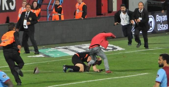 Başına top isabet eden hakem hayatını kaybetti! Spor yaparken tehlikeli bir şey yaşadınız mı?