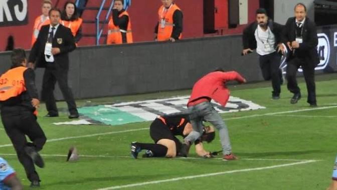 Başına top isabet eden hakem hayatını kaybetti! Spor yaparken tehlikeli bir şey yaşadınız mı?