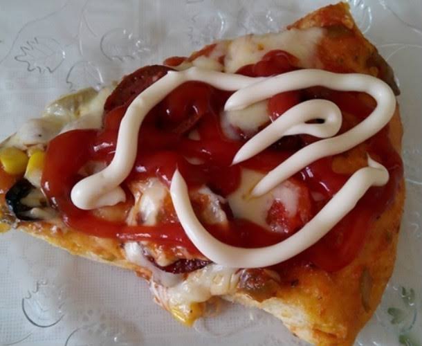 Pizzaya ketçap mayonez sıkar mısınız?