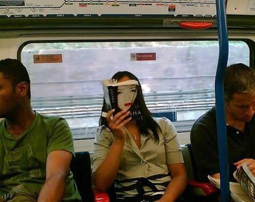 Toplu taşımada kitap okuyanlar neden garipseniyor?