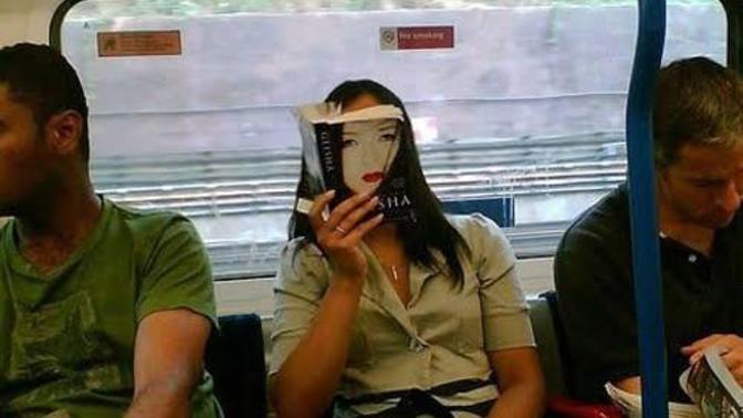 Toplu taşımada kitap okuyanlar neden garipseniyor?
