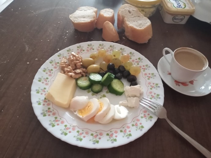 Sütlü kahvem ve kahvaltım hazır! Siz de yaptınız mı kahvaltı?