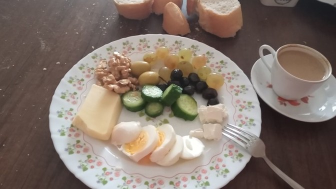 Sütlü kahvem ve kahvaltım hazır! Siz de yaptınız mı kahvaltı?