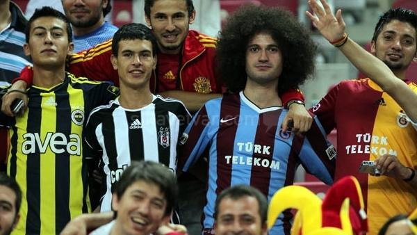 Sizce, rakip takım tribünlerinde maç izlenir mi?