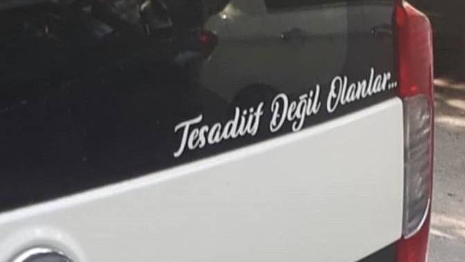 Arabanın arkasına yazı yazdıracağım, böyle bir şey güzel mi?
