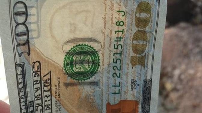 Kardeşim yerde 100 dolar bulmuş. Bunun gerçek para olduğunu nasıl anlayabiliriz?