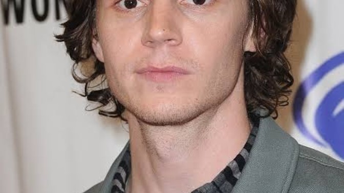 Evan Peters'ın gözleri çok güzel ve tuhaf değil mi?