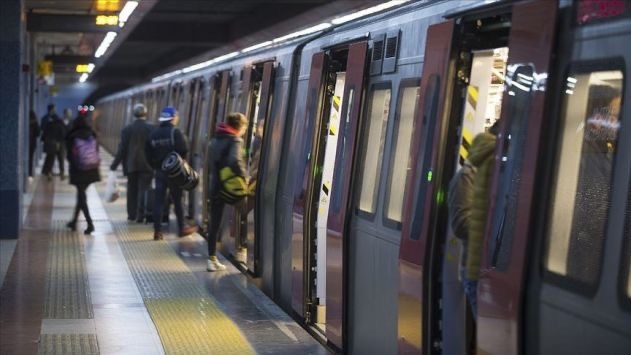 Metroda uyuyan adamın başı omuzuma düştü. Siz olsanız ne yaparsınız?