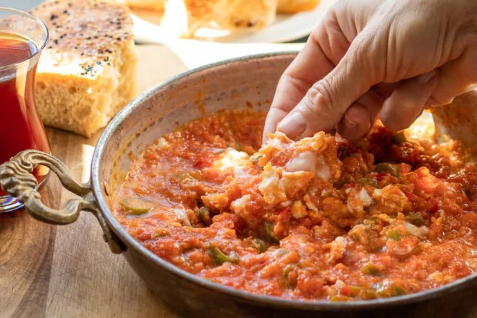 Menemeni ekmekle sıyırdığında ekmek mi büyük olur menemen mi?