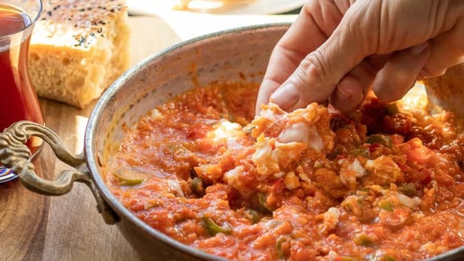Menemeni ekmekle sıyırdığında ekmek mi büyük olur menemen mi?