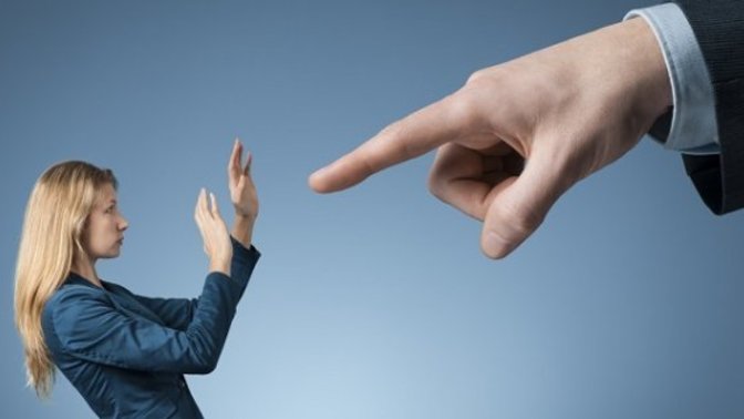 Neden insanlar kendi yaptıklarını görmeden başkasını suçlarlar?