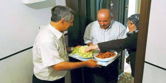 Yemek ikram ettiğiniz komşunuz tabağı boş gönderse garipser misiniz?