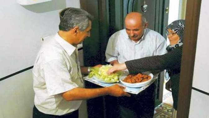 Yemek ikram ettiğiniz komşunuz tabağı boş gönderse garipser misiniz?