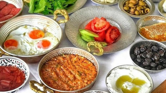 Sabah böyle bir kahvaltı sofrasıyla karşılaşsaydınız kimin hazırladığını düşünürdünüz?