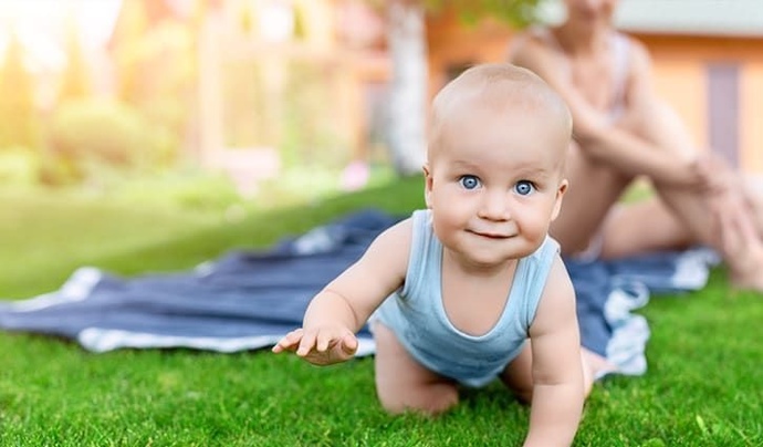 Emeklemeden yürüyen bebek olur mu?