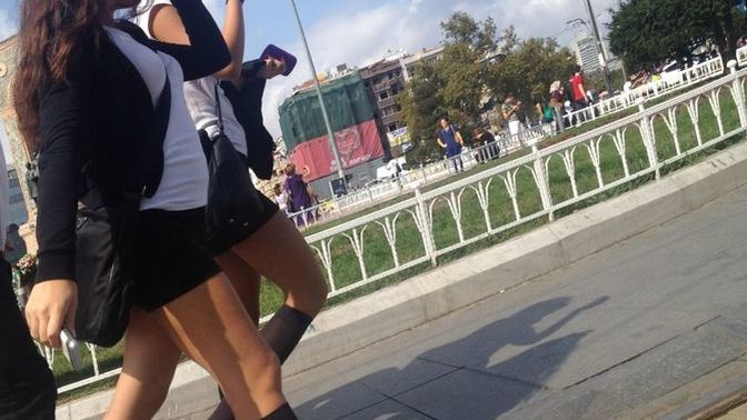 Kızlar, lisede mini etek normal mi?