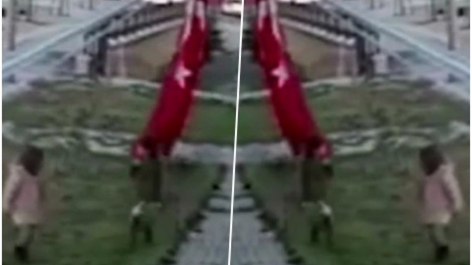 Erzurum'da iki çocuğun koşarak Türk bayrağına sarıldığı anlar görüntülenmiş. Çok güzel değil mi 🇹🇷?