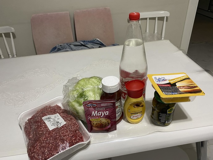 Evde 2 hamburger yapacağız diye şuraya 350 TL verdik. Dışarıdan yemek daha mantıklı değil mi?