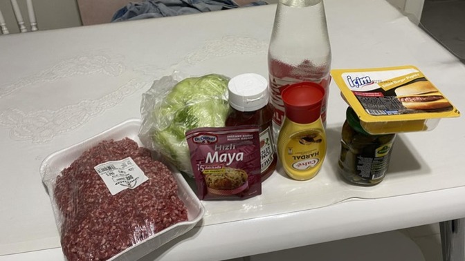 Evde 2 hamburger yapacağız diye şuraya 350 TL verdik. Dışarıdan yemek daha mantıklı değil mi?