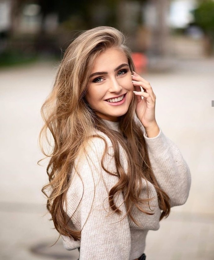Sızce bu kadınlardan hangisinin yüz hatları olsun yüzü daha güzel ve masum ?