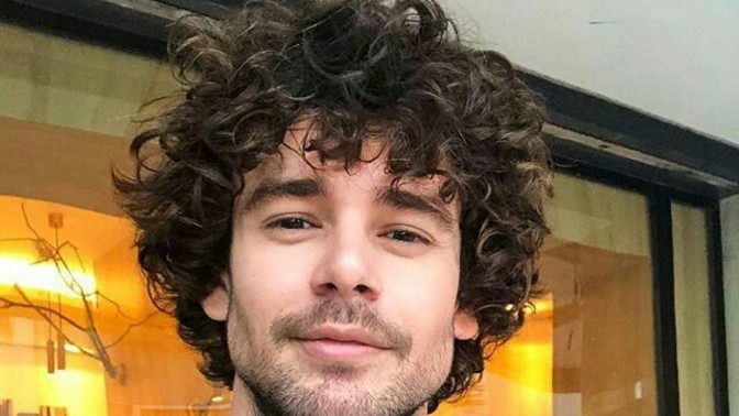 Erkekte kıvırcık saç cool mu görünüyor?