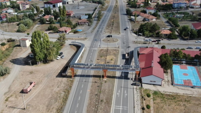 Sivas'daki üst geçit sosyal medyada gündem oldu! Siz olsaydınız geçer miydiniz?