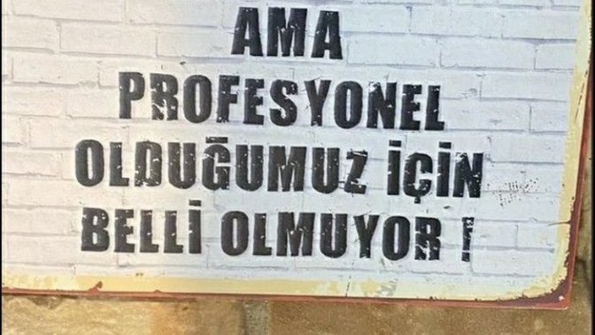 Üzüldüğünü belli eder misin?
