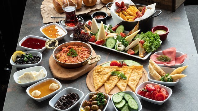 Serpme kahvaltı restoranlardan kaldırılmalı mı?