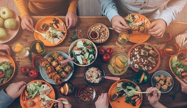 Akşam yemeğinin belirli bir saati var mıdır?