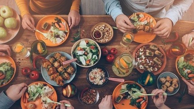 Akşam yemeğinin belirli bir saati var mıdır?